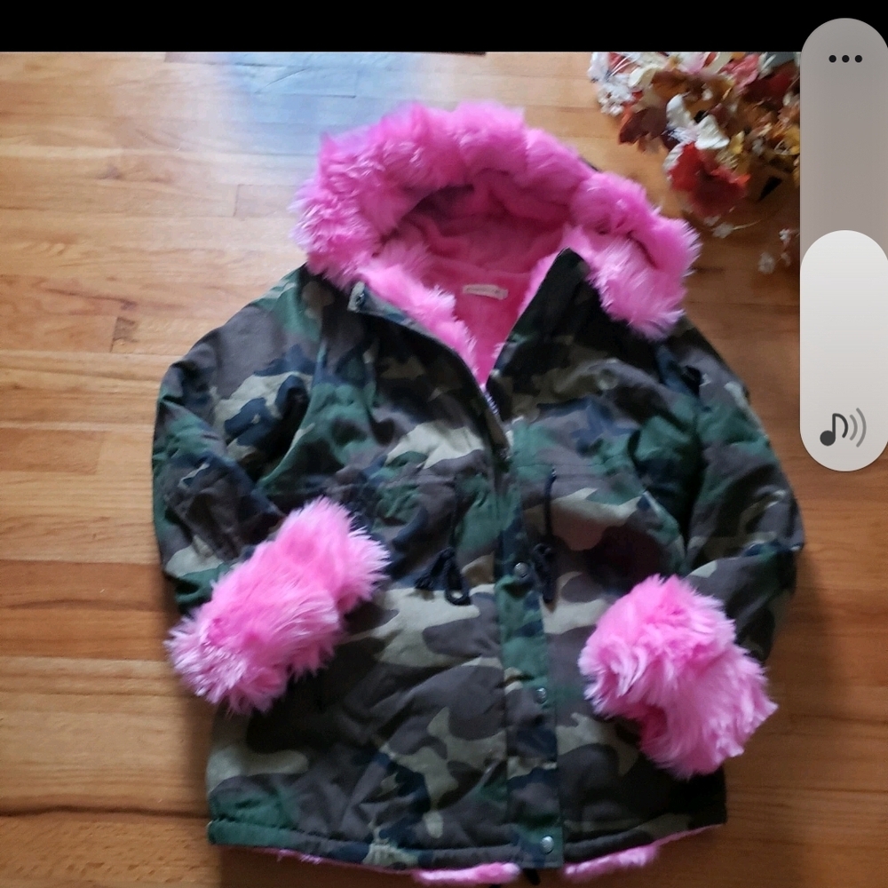 Roiii 2XL Green Army Camouflage  Coat Jacket with Pink Fur Trim Pockets